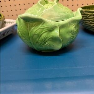 Glossy Leaf-Shaped Ceramic Covered Dish - Lime Green